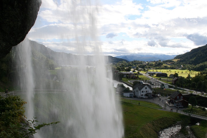 Hinter dem Wasserfall Steindal